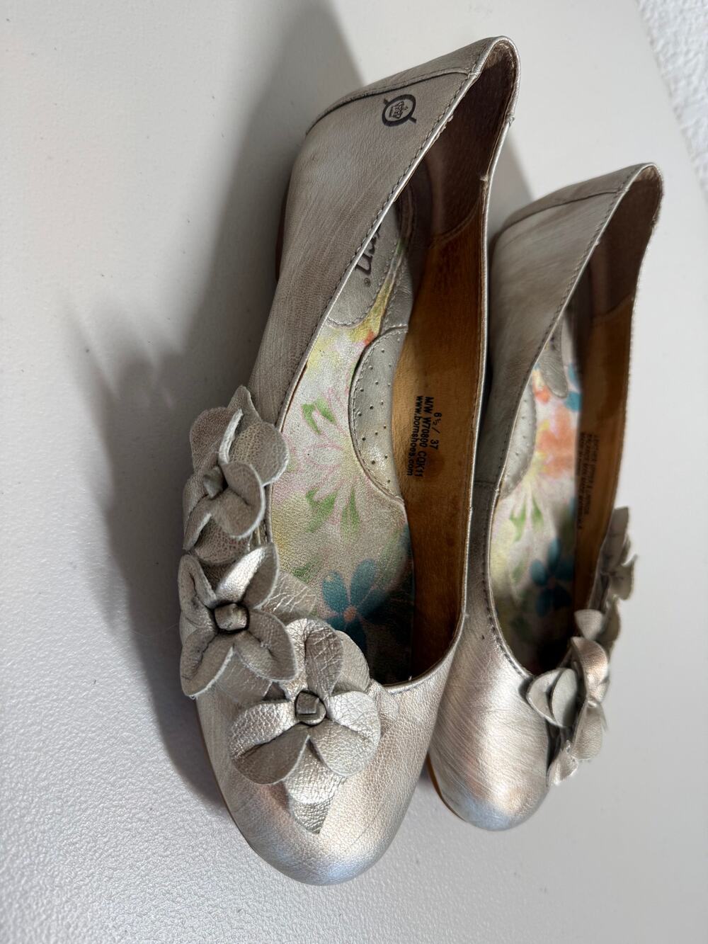 Born Gemma Leather Silver Metallic Floral Ballet Flats Womens Size 6.5